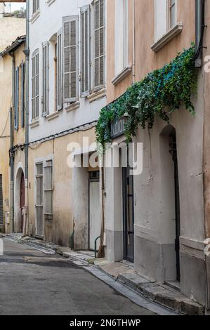 Nîmes, Occitanie, France, 12 31 2022 - rue étroite avec de vieilles maisons dans le centre-ville Banque D'Images