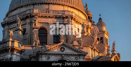 Les dômes et tour de Santa Maria della Salute, Venise, Italie. Banque D'Images