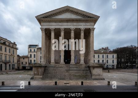 Nîmes, Occitanie, France, 12 31 2022 - façade de la Maison de la place, musée de style romain Banque D'Images