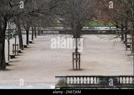 Nîmes, Occitanie, France, 12 31 2022 - les Jardins de la Fontaine avec des arbres et des sculptures avec des piétons marchant autour Banque D'Images