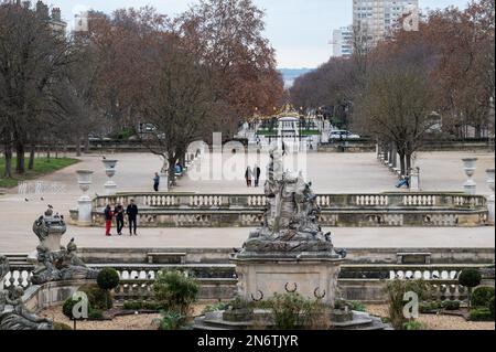 Nîmes, Occitanie, France, 12 31 2022 - les Jardins de la Fontaine avec des arbres et des sculptures avec des piétons marchant autour Banque D'Images