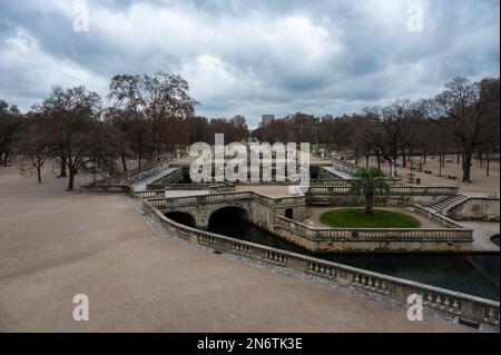 Nîmes, Occitanie, France, 12 31 2022 - les Jardins de la Fontaine avec des arbres et des sculptures avec des piétons marchant autour Banque D'Images