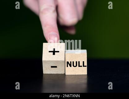 Les cubes forment l'allemand en disant « plus moins nul » (plus moins zéro). Ce qui signifie que vous n'avez pas d'avantages ou de dettes. Banque D'Images