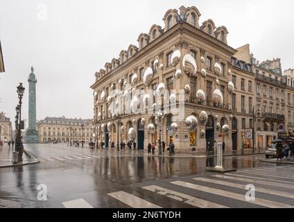 Place vendôme. Vue sur la façade de Louis Vuitton avec beaucoup de miroirs reflétant les bâtiments autour Banque D'Images