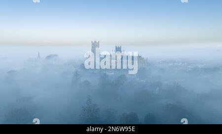 La photo datée de 6 février montre la cathédrale d'Ely à Cambridgeshire, connue sous le nom de navire des Fens, enveloppée de brouillard lundi matin. Chat majestueux d'Ely Banque D'Images