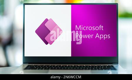 POZNAN, POL - 24 MAI 2022 : ordinateur portable affichant le logo de Microsoft Power Apps Banque D'Images