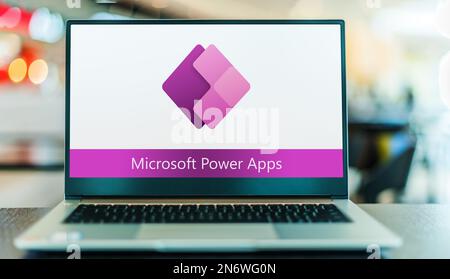 POZNAN, POL - 24 MAI 2022 : ordinateur portable affichant le logo de Microsoft Power Apps Banque D'Images