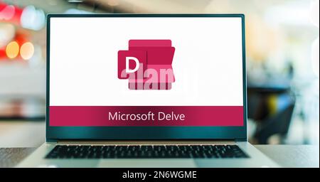 POZNAN, POL - 22 JUIN 2022 : ordinateur portable affichant le logo de Microsoft Office delve Banque D'Images