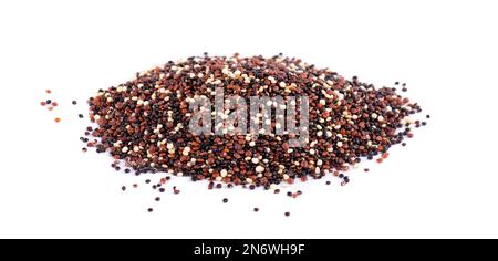 Graines de quinoa isolées sur fond blanc. Mélange de quinoa blanc, rouge et noir Banque D'Images