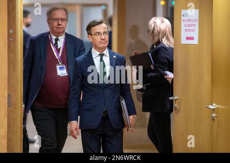 Bruxelles, le 09 février 2023. Le Premier ministre suédois Ulf Kristersson (C) arrive pour un sommet spécial du conseil européen, à Bruxelles, le jeudi 09 février 2023. Les dirigeants de l'UE discuteront de l'évolution récente de la guerre d'agression de la Russie contre l'Ukraine et du soutien continu de l'UE à l'Ukraine. BELGA PHOTO NICOLAS MATERLINCK Banque D'Images