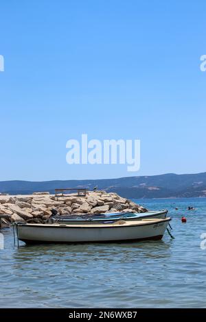 La vue verticale des bateaux et des pierres à la plage près de la ville d'omis Banque D'Images
