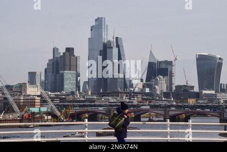 Londres, Royaume-Uni. 10th février 2023. Une promenade piétonne le long du pont Waterloo, passe devant la ville de Londres, le quartier financier de la capitale, par temps clair. Credit: Vuk Valcic/Alamy Live News Banque D'Images