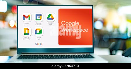 POZNAN, POL - JUL 20, 2022: Ordinateur portable affichant le logo de Google Workspace, une collection d'outils de cloud computing, de productivité et de collaboration Banque D'Images