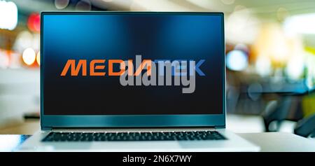 POZNAN, POL - 2 AOÛT 2022: Ordinateur portable affichant le logo de MediaTek, une société taïwanaise de semi-conducteurs Banque D'Images