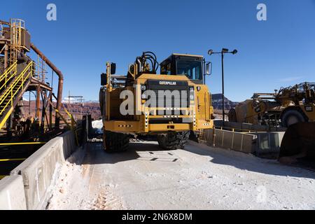 Un grattoir de grande capacité déversant une charge de potasse d'un étang d'évaporation dans une fosse à lisier d'une mine de potasse près de Moab, Utah. Banque D'Images