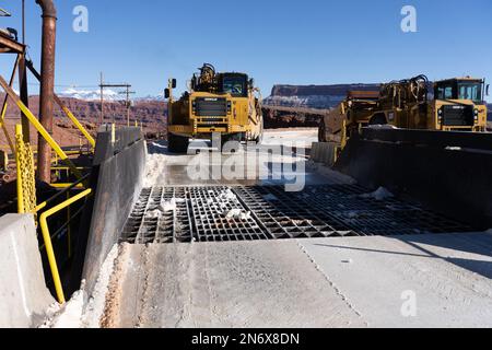 Un racleur extra-robuste approche la grille au-dessus d'une fosse à lisier pour décharger une charge de potasse dans une mine près de Moab, Utah. Banque D'Images