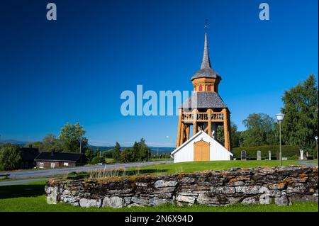 Beffroi en bois à côté de l'église médiévale de Mattmar, Jämtland, Suède Banque D'Images