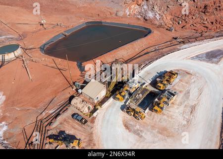 Un grattoir de grande capacité déversant une charge de potasse d'un étang d'évaporation dans une fosse à lisier d'une mine de potasse près de Moab, Utah. Banque D'Images