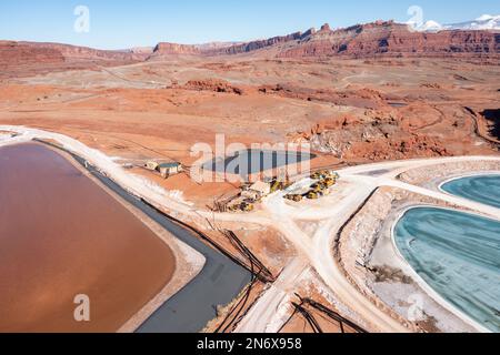 Un grattoir de grande capacité déversant une charge de potasse d'un étang d'évaporation dans une fosse à lisier d'une mine de potasse près de Moab, Utah. Banque D'Images