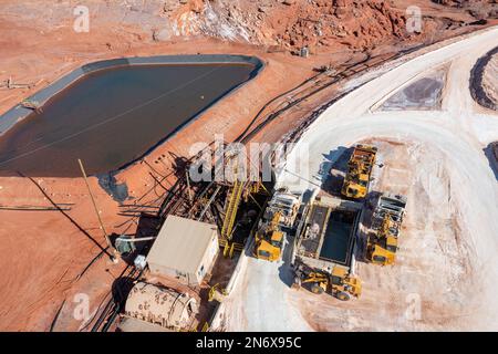 Un grattoir de grande capacité déversant une charge de potasse d'un étang d'évaporation dans une fosse à lisier d'une mine de potasse près de Moab, Utah. Banque D'Images