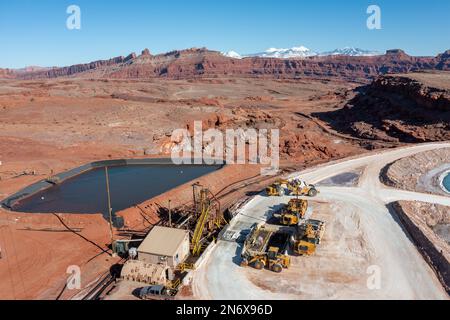 Un grattoir de grande capacité déversant une charge de potasse d'un étang d'évaporation dans une fosse à lisier d'une mine de potasse près de Moab, Utah. Banque D'Images