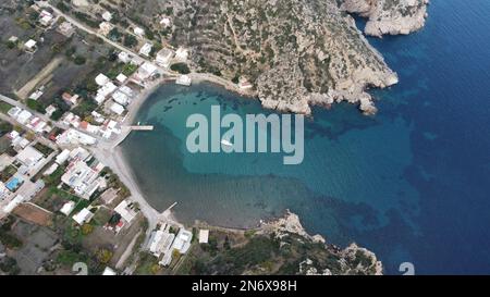 Prise de vue aérienne d'un bateau à voile ancré dans la baie d'Emporios à Chios, Grèce Banque D'Images