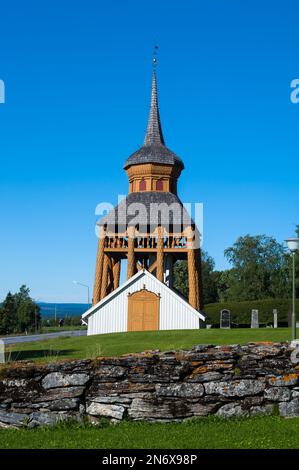 Beffroi en bois à côté de l'église médiévale de Mattmar, Jämtland, Suède Banque D'Images