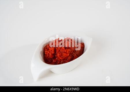 Vue de dessus de la sauce tomate isolée sur fond blanc. Banque D'Images