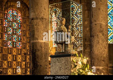 La basilique notre-Dame d'Orcival, datant du 12th siècle, est réputée pour être l'une des cinq églises romanes importantes de l'Auvergne Banque D'Images