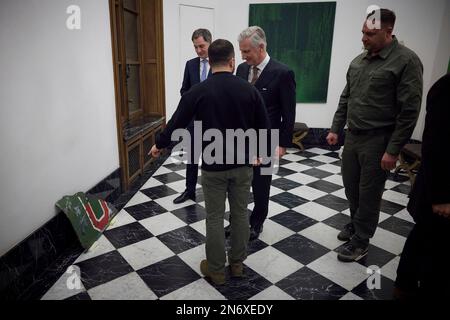 Bruxelles, Belgique. 09th févr. 2023. Le président ukrainien Volodymyr Zelenskyy présente au roi de Belgique, au centre, un fragment d'un avion russe su-25 abattu par des pilotes ukrainiens au Palais Royal, à 9 février 2023, à Bruxelles, en Belgique. Crédit: Pool photo/Bureau de presse présidentiel ukrainien/Alamy Live News Banque D'Images