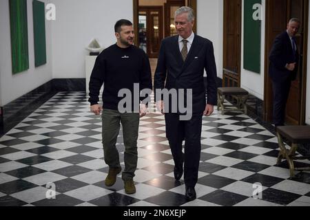 Bruxelles, Belgique. 09th févr. 2023. Le roi Philippe de Belgique, à droite, discute avec le président ukrainien Volodymyr Zelenskyy, à gauche, alors qu'ils marchent vers une réunion au Palais Royal, 9 février 2023, à Bruxelles, en Belgique. Crédit: Pool photo/Bureau de presse présidentiel ukrainien/Alamy Live News Banque D'Images