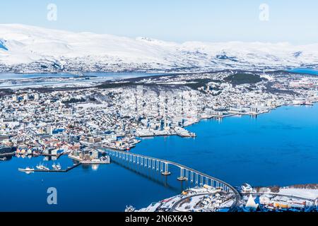 Vue incroyable sur la ville de Tromso en Norvège depuis le sommet de Storsteinen, une conge de montagne à environ 420 m (1378 pi) au-dessus du niveau de la mer Banque D'Images