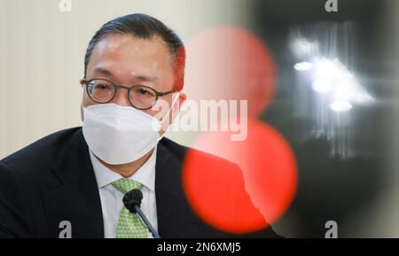 Le secrétaire à la Justice, Paul Lam Ting-kwok, s'entretient avec les médias à Justice place, au Centre. 27OCT22. SCMP / TSE de mai Banque D'Images