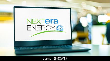 POZNAN, POL - JUL 20, 2022: Ordinateur portable affichant le logo de NextEra Energy, une société américaine de l'énergie Banque D'Images