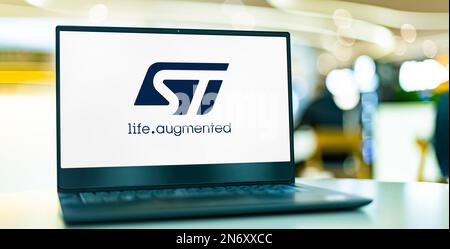 POZNAN, POL - 2 AOÛT 2022: Ordinateur portable affichant le logo de STMicroelectronics, un fabricant d'électronique et de semi-conducteurs dont le siège social est à Swit Banque D'Images