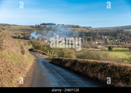 Village de visby dans les North York Moors lors d'une belle journée d'hiver avec ciel bleu et haies taillées, North Yorkshire, Angleterre, Royaume-Uni Banque D'Images