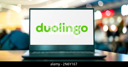 POZNAN, POL - 22 NOVEMBRE 2022: Ordinateur portable affichant le logo de Duolingo, une société de technologie éducative qui produit des applications pour l'apprentissage des langues a Banque D'Images