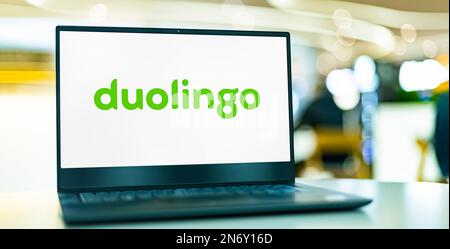 POZNAN, POL - 22 NOVEMBRE 2022: Ordinateur portable affichant le logo de Duolingo, une société de technologie éducative qui produit des applications pour l'apprentissage des langues a Banque D'Images