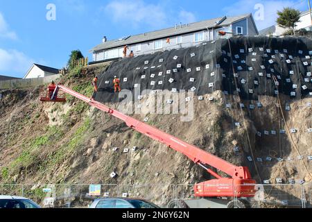 Travaux de stabilisation des falaises au parking de Quarry Lane à Falmouth, en Cornouailles, en Angleterre. Les travailleurs en descente effectuent un travail essentiel. Banque D'Images