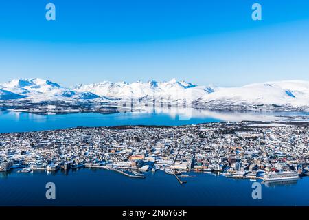 Tromso, Norvège, mars 6th 2022: Vue incroyable sur la ville de Tromso en Norvège depuis le sommet de Storsteinen, une carie de montagne à environ 420 m (1378 pi) au-dessus du niveau de la mer Banque D'Images