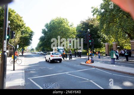 Les gens font la queue et attendent que le menteur-dans-l'État paie leurs respects à feu la reine Elizabeth II dans le centre de Londres. Banque D'Images