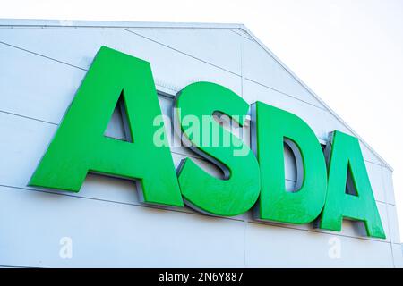 Fermez l'affiche asda Shop sur le mur extérieur du Royaume-Uni Banque D'Images