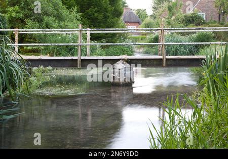 Une passerelle sur la rivière Ebble dans le village de Stratford Tony, près de Salisbury dans le Wiltshire. Banque D'Images