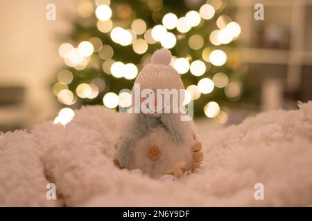 Figurine bonhomme de neige avec lumières bokeh en arrière-plan Banque D'Images