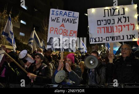 ERUSALEM, ISRAËL - FÉVRIER 9 : les manifestants anti-gouvernement tiennent un panneau qui indique "Israelwe a un problème" lors d'une manifestation contre le nouveau plan du système judiciaire gouvernemental d'Israël près de la maison privée du Premier ministre Benjamin Netanyahu à 9 février 2023, à Jérusalem, en Israël. Les défenseurs des libertés civiles et des droits de l'homme accusent le nouveau gouvernement de déclarer la guerre contre le système juridique, affirmant que le plan proposé mettra en danger la démocratie du pays. Crédit : Eddie Gerald/Alay Live News Banque D'Images