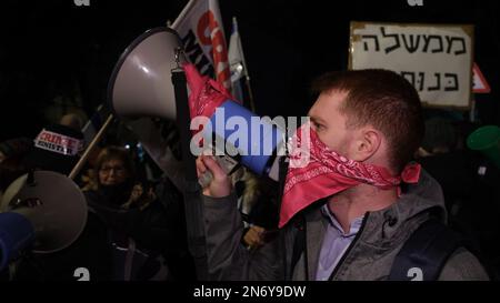 JÉRUSALEM, ISRAËL - 9 FÉVRIER : des manifestants anti-gouvernementaux scandent des slogans lors d'une manifestation contre le nouveau système judiciaire gouvernemental d'Israël, près de la maison privée du Premier ministre Benjamin Netanyahou sur 9 février 2023, à Jérusalem, en Israël. Les défenseurs des libertés civiles et des droits de l'homme accusent le nouveau gouvernement de déclarer la guerre contre le système juridique, affirmant que le plan proposé mettra en danger la démocratie du pays. Crédit : Eddie Gerald/Alay Live News Banque D'Images