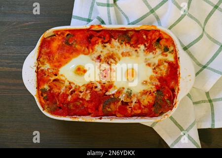 Vue de dessus de Shakshouka, un plat d'œufs pochés dans une délicieuse sauce tomate Banque D'Images