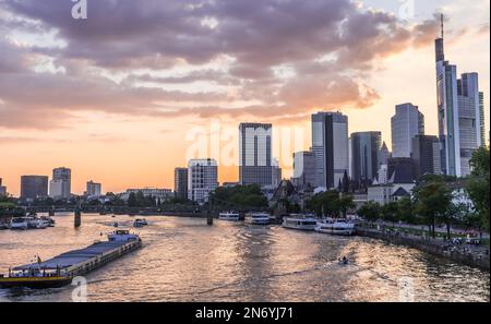 Francfort-sur-le-main, Allemagne - 04.09.2021 : vue sur les gratte-ciel de Francfort-sur-le-main au crépuscule, Allemagne Banque D'Images