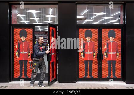 Londres, Royaume-Uni. 10 février 2023. Entrée à une boutique de souvenirs d'Oxford Street. L'Office for National Statistics (ONS) a rapporté une baisse de 0,5% de la production économique en décembre, en partie due à une action de grève, le Royaume-Uni évitant de peu tomber dans la récession en 2022 après que l'économie ait connu une croissance nulle entre octobre et décembre. Jeremy Hunt, chancelier de l'Échiquier, a déclaré que les chiffres montraient une « résilience sous-jacente », mais a déclaré : « nous ne sommes pas à court de bois ». Cependant, la Banque d'Angleterre s'attend toujours à ce que le Royaume-Uni entre en récession en 2023. Credit: Stephen Chung / Alamy Live News Banque D'Images