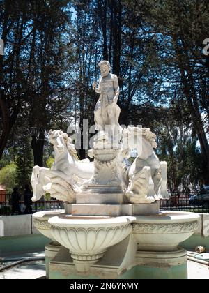 La Paz, Bolivie - 1 octobre 2022 : Fontaine néoclassique au centre de la place du Montilo (colline), connue sous le nom de « Fontaine de Neptune » Banque D'Images